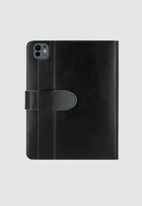 Schwarze Leder-Tablet-Hülle mit blauer Naht; verfügt über eine umklappbare Lasche und eine Öffnung für die Kamera. Glatte Textur und rechteckige Form.