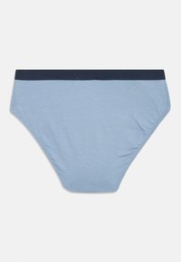 Boxeri bărbați de culoare albastru deschis cu un brâu elastic de culoare albastru închis, așezați plat pe un fundal alb.
