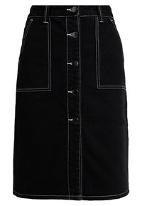 Falda de mezclilla negra con botones frontales y costuras blancas, que cuenta con dos grandes bolsillos frontales y un diseño de corte recto.