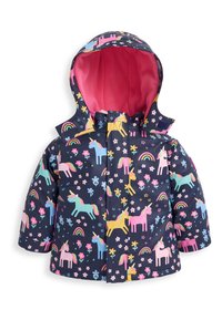 Vandtæt mørkeblå regnjakke med et mønster af unicorns og regnbuer, lyserød fleece-fôret hætte og en frontlynt. Inkluderer lyse blomsterdetaljer.