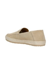 Μπεζ σουέντ παπούτσι slip-on με πλεγμένη σόλα τύπου εσπαντρίγιας και λαστιχένια εξωτερική σόλα, εμφανιζόμενο από την πλευρική γωνία.