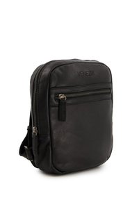 Černá kožená crossbody taška s hladkým povrchem. Disponuje přední kapsou na zip, stříbrnými detaily a embosovaným logem.