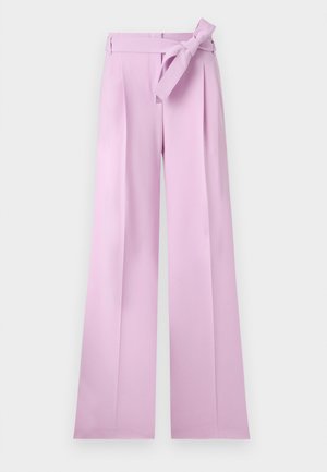 Pantalon lavande taille haute à jambes larges, avec des plis et une ceinture assortie en tissu nouée en nœud à la taille.