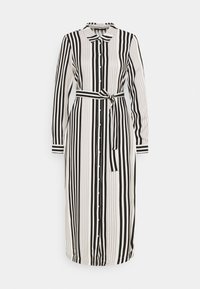 Randig långärmad klänning i svart och vitt, med knäppning framtill, krage och ett knytbälte i midjan. Slät tygoverflöd.