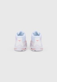 Λευκά αθλητικά παπούτσια με λεπτομέρειες από ανοιχτό μπλε πλέγμα, ροζ ακμές και επενδυμένο γιακά. Διαθέτουν ανθεκτική σόλα και λογότυπο στη φτέρνα.