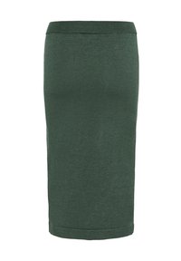 Zelená priliehavá ceruzková sukňa z mäkkej tkaniny; má vysoký pás a olemovaný spodok bez viditeľných vzorov alebo ozdôb.
