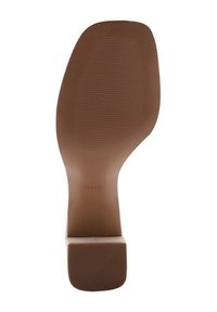 Braune Schuhsohle mit einer glatten Textur, leicht geschwungenem Design und einem rechteckigen Absatz. Verfügt über horizontale Rillen für besseren Halt.