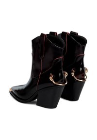 Czarne lakierowane kowbojskie buty z czerwoną nitką, w szpic, z metalicznymi złotymi akcentami na obcasie i na okuciach.