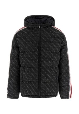 Prešívaná čierna puffer bunda s kapucňou, ktorá má opakujúci sa vzor loga, vertikálne biele a červené pruhy na rukávoch a zipsové zapínanie.