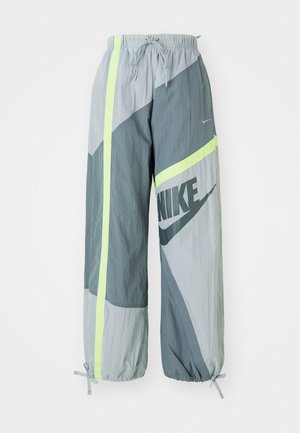 Nike Sportswear STREET PANT - Pantalon de survêtement - smoke grey