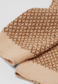 Guanti in maglia di un morbido beige con un motivo a rombi testurizzato. Accenti in filo d'oro arricchiscono la superficie, creando un delicato effetto lucido.