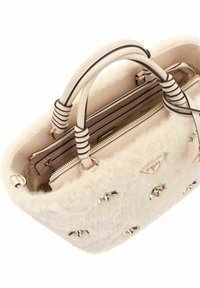 Borsa color crema con una consistenza soffice, manici in pelle con strisce nere, accessori in argento e decorazioni a forma di uccelli.