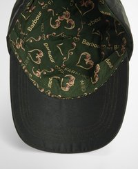 Boné preto com a aba curva, apresentando um forro interior verde adornado com um padrão floral e o texto "Barbour". Textura acolchoada visível.