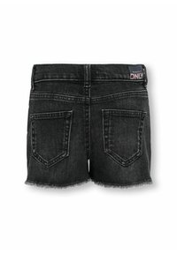 Črne denim kratke hlače z raztrganim robom, ki imajo zadnje žepe in oznako na pasu. Tkanina ima gladko teksturo in rahlo bledenje.