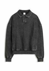 Pullover grigio scuro a maniche lunghe con orlo e polsini a coste, un colletto piccolo e una patta con due bottoni alla scollatura.