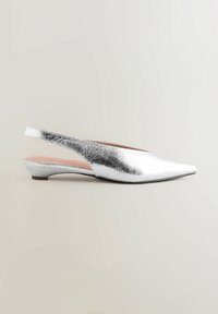 Ballerines argentées métalliques à bride arrière avec un nez pointu, présentant une finition texturée et un petit talon. Conçues pour un look élégant et moderne.