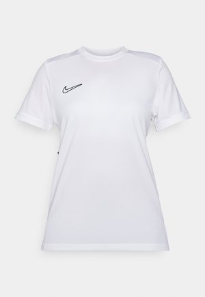 Baltas Nike marškinėliai, pasižymintys lieknu siluetu, apvalia kaklo išpjova, trumpomis rankovėmis ir juodu logotipu kairėje krūtinės pusėje; pagaminti iš lengvos, kvėpuojančios medžiagos.