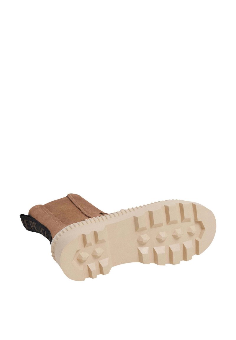 Brązowy zamszowy botek za kostkę z teksturowaną kremową gumową podeszwą, z żłobionym wzorem oraz czarną pętelką z napisem "SPECJALNY".