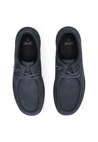 Scarpe scure in suede blu navy con punta arrotondata, design con lacci, lacci sottili e suola in gomma testurizzata. L'interno presenta una foderatura nera.