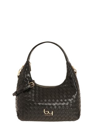 Borsa a mano in pelle nera intrecciata con manico curvo, cerniera dorata, tracolla regolabile e logo "byblos" dorato al centro davanti.