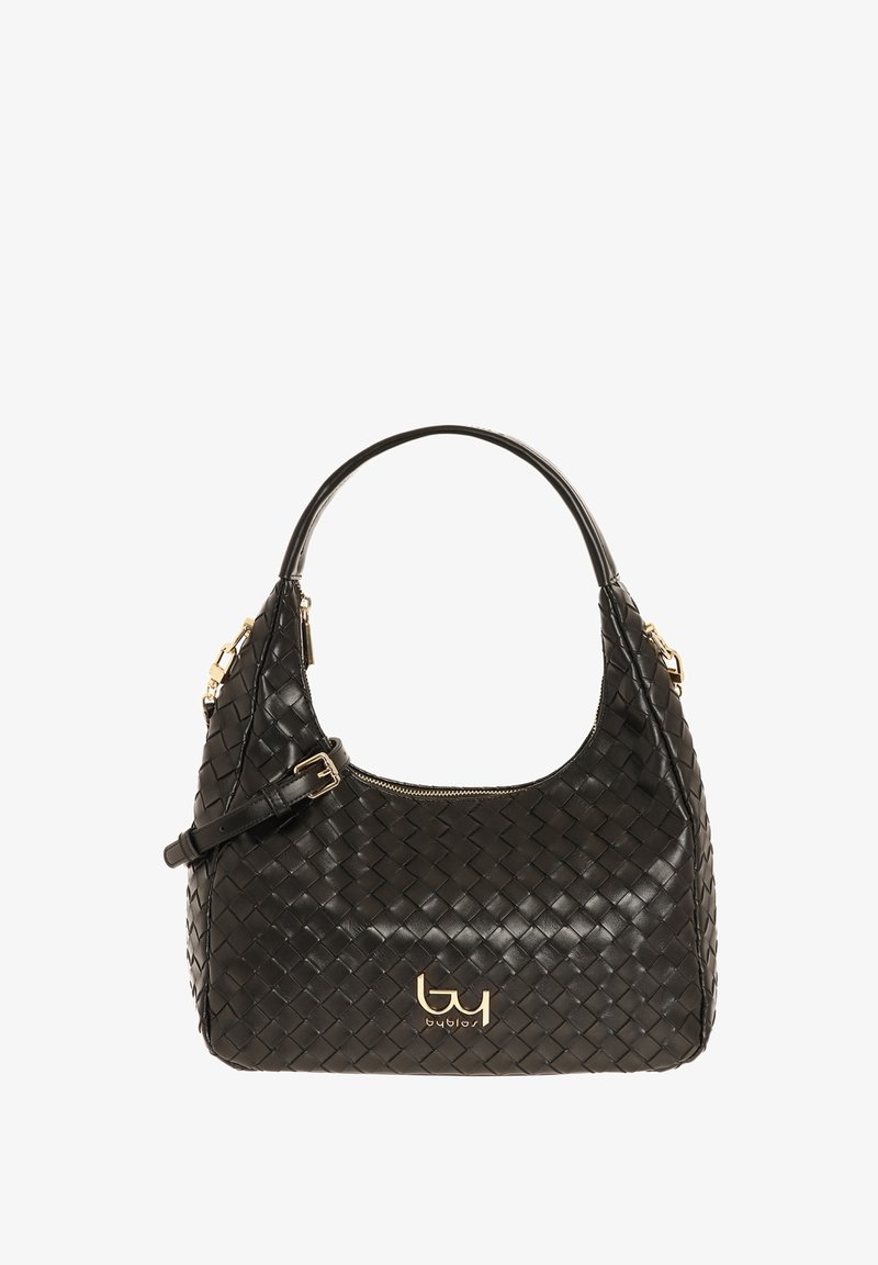 Borsa a mano in pelle nera intrecciata con manico curvo, cerniera dorata, tracolla regolabile e logo "byblos" dorato al centro davanti.