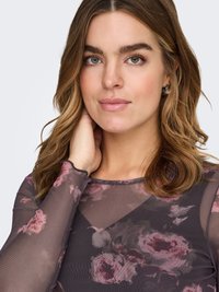 Transparante top met bloemendessin van paarse en roze rozen op een donkere achtergrond. Ronde halslijn en lange mouwen met fijne randafwerking.