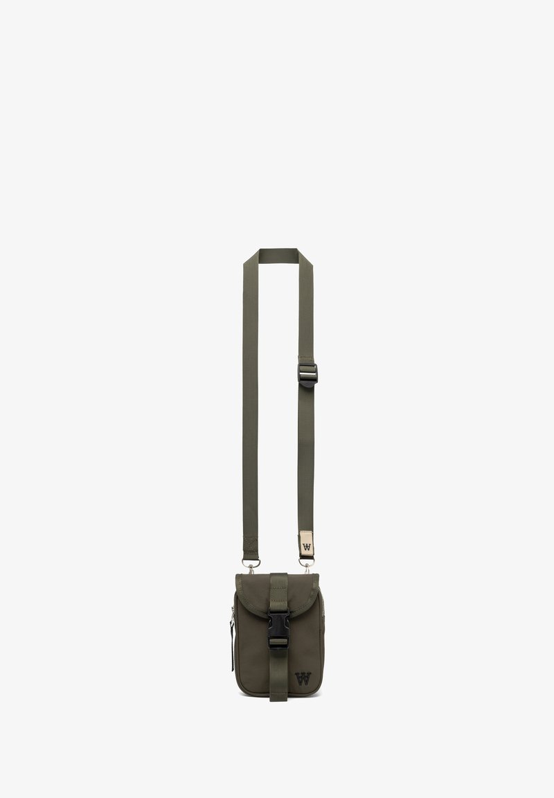 Sac bandoulière vert olive avec sangle réglable, fermeture à rabat avec boucle, poche latérale zippée et détail de logo à l'avant.