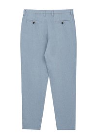 Pantalons en lin bleu clair à coupe fuselée, dotés de deux poches arrière avec fermetures à bouton et d'une texture subtile.