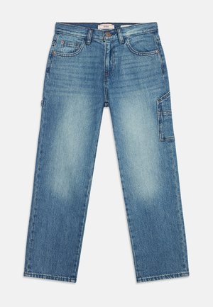 Niebieskie jeansy z denimu o prostych nogawkach, z boczną kieszenią cargo, przednim zapięciem na guziki, szlufkami na pasek oraz małą kieszonką na monety.