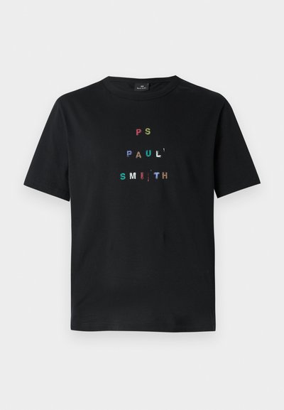 T-shirt preta de algodão com texto bordado multicolorido "PS PAUL' SMITH" disposto verticalmente em um design de tipografia moderna. Mangas curtas.