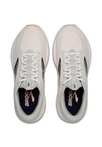 Scarpe sportive bianche con una tomaia in mesh traspirante, lacci piatti, una suola ammortizzata e una soletta blu scuro con un accento arancione del logo.