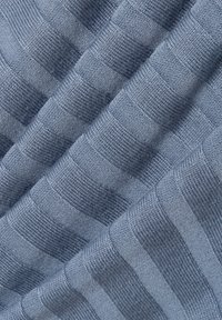 Strukturierter Stoff in sanftem Blau, mit abwechselnd erhabenen und flachen rechteckigen Mustern, einer glatten Oberfläche und subtiler Schein.