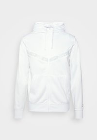 Biała bluza z kapturem zapinana na zamek, z dwoma przednimi kieszeniami oraz odblaskowym paskiem na klatce piersiowej z subtelnym wzorem. Gładka faktura tkaniny.