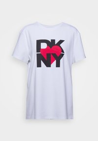 Biała bawełniana koszulka z krótkim rękawem, z grafiką przedstawiającą napis "DKNY" w czerni i czerwoną serce, w luźnym kroju.