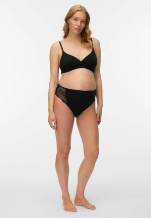 Ensemble soutiens-gorge de maternité noir et culotte taille haute. Le soutien-gorge présente des bretelles fines et des bonnets souples, tandis que la culotte est agrémentée de détails en dentelle sur les côtés.
