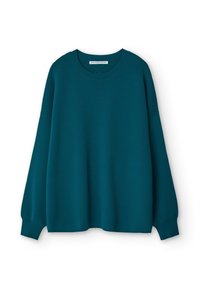 Turkusowy, oversize'owy sweter z okrągłym dekoltem, długimi rękawami i ściągaczami u mankietów. Gładka tekstura, bez widocznych wzorów lub elementów metalowych.