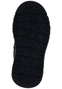 Schwarze Gummisohle mit strukturiertem Profil, versehen mit dem Geox-Logo und kleinen Belüftungslöchern für Atmungsaktivität.