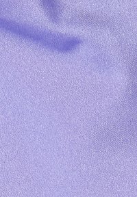 Vaalean liilaa satiinimateriaalia, jossa on sileä pinta ja hienovarainen kiilto, esittäen vinonuttujakuvioita. Kevyt ja joustava materiaali.
