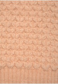 Helles Pfirsich gestricktes Gewebe mit strukturierten Blasen und gerippten Akzenten, das ein weiches, flauschiges Erscheinungsbild und eine engmaschige Konstruktion zeigt.