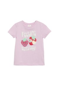Lichtroze katoenen t-shirt met korte mouwen. De voorkant toont een afbeelding van twee aardbeien, waarvan er één een bril draagt, met de tekst: "Feeling Berry Good."