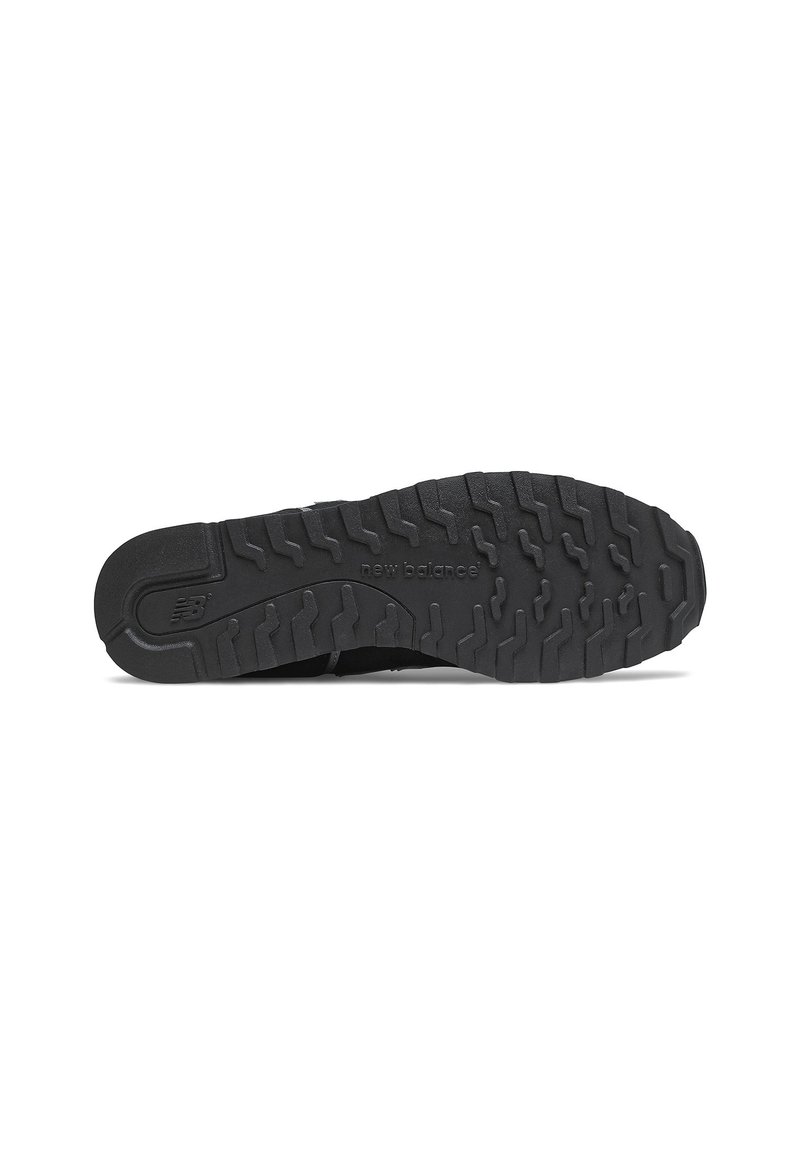 Semelle de chaussure de sport noire avec une bande de roulement en caoutchouc à motifs. Comprend un logo de marque et une surface texturée pour l'adhérence.