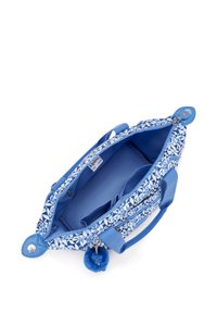 Borsa blu con motivo floreale, esterno in tessuto, chiusura con zip, due manici, scomparti interni e un pendente a pompon blu.