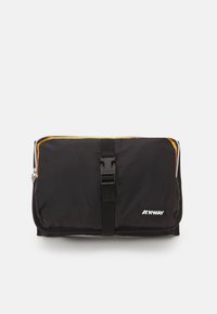Schwarze Nylon-Tasche mit faltbarem Design, ausgestattet mit einem oberen Reißverschluss, Kunststoffschnallenverschluss und bunten Akzentkanten. K-Way-Logo sichtbar.