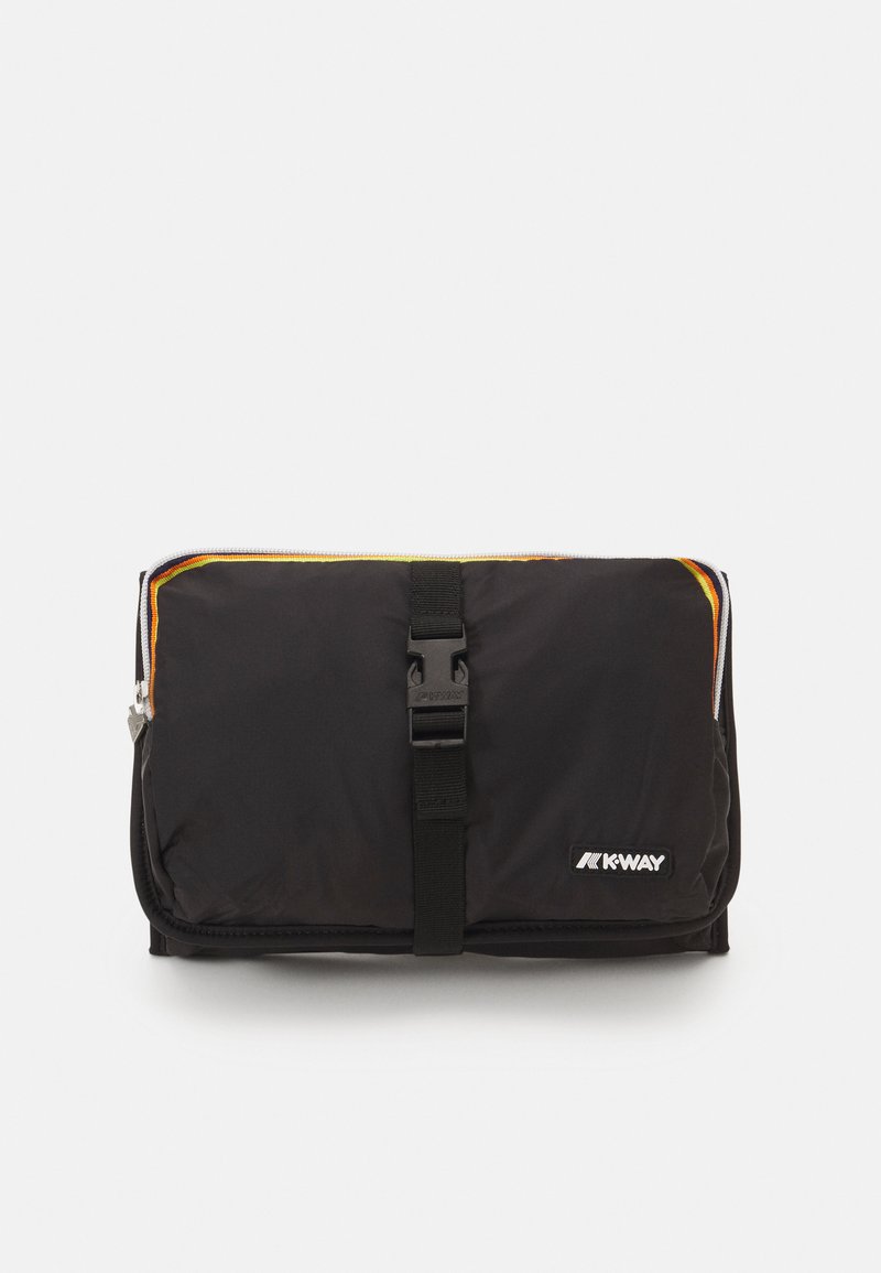 Schwarze Nylon-Tasche mit faltbarem Design, ausgestattet mit einem oberen Reißverschluss, Kunststoffschnallenverschluss und bunten Akzentkanten. K-Way-Logo sichtbar.