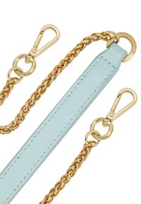Chaîne en or avec deux fermoirs à ressort attachés à une sangle en cuir bleu clair présentant des bords cousus et un anneau en or.