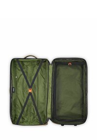 Interno della valigia verde con una texture liscia, dotato di un sistema di cinghie incrociate, tasca in rete e dettagli della cerniera arancione.