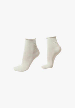 Chaussettes de cheville en coton beige avec un design ajusté, des poignets côtelés et une texture lisse. Comprend un bout et un talon renforcés pour plus de durabilité.