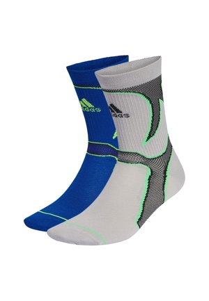 Paar athletischer Socken bis zur Mitte der Wade, eines blau mit grünem Adidas-Logo, eines grau mit schwarzen und grünen Mustern, beide gerippt und gepolstert.