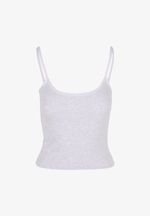 Bela rebrasta majica na tanke naramnice, prilagođenog kroja i gladke teksture. Bez uzoraka ili ukrasa, jednostavan i minimalistički stil.