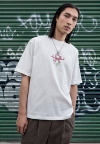 BOXY GRAPHIC TEE UNISEX - Μπλουζάκι με στάμπα - warm white